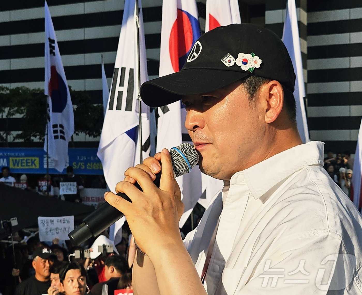(대구=뉴스1) 남승렬 기자 = 장동혁 국민의힘 대표가 25일 대구 중구 더현대 백화점 앞에서 열린 '참정권 회복 민주주의 수호 국민결의대회'에 참석해 선거관리위원회의 관리 부실을 …