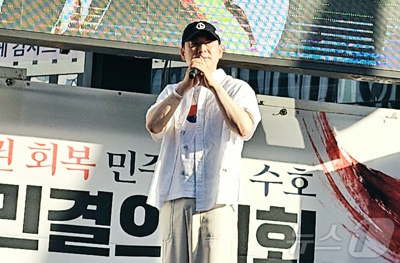 본문 이미지 - 장동혁 국민의힘 대표가 25일 대구 중구 더현대 백화점 앞에서 열린 '참정권 회복 민주주의 수호 국민결의대회'에 참석해 선거관리위원회의 관리 부실을 규탄하는 발언을 하고 있다. ⓒ 뉴스1 남승렬 기자