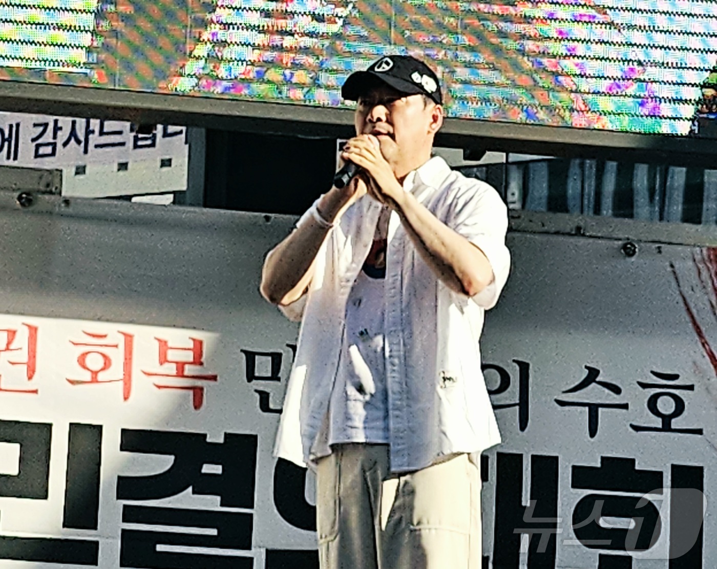 (대구=뉴스1) 남승렬 기자 = 장동혁 국민의힘 대표가 25일 대구 중구 더현대 백화점 앞에서 열린 '참정권 회복 민주주의 수호 국민결의대회'에 참석해 선거관리위원회의 관리 부실을 …