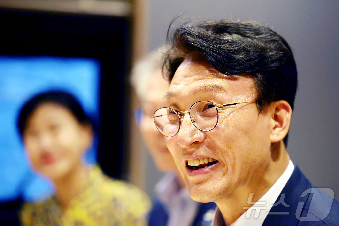 (광주=뉴스1) 이승현 기자 = 더불어민주당 8·17 전당대회 대표 경선에 진출한 김민석 전 총리가 25일 전남 광주를 찾아 한 식당에서 호남지역 조계종 주요 교구본사 주지스님과 …