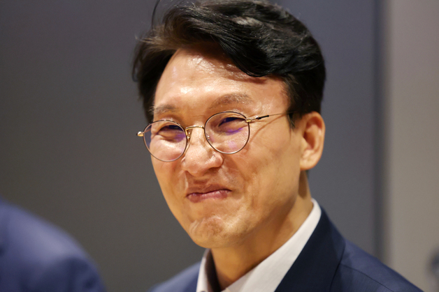 미소 짓는 김민석 전 총리