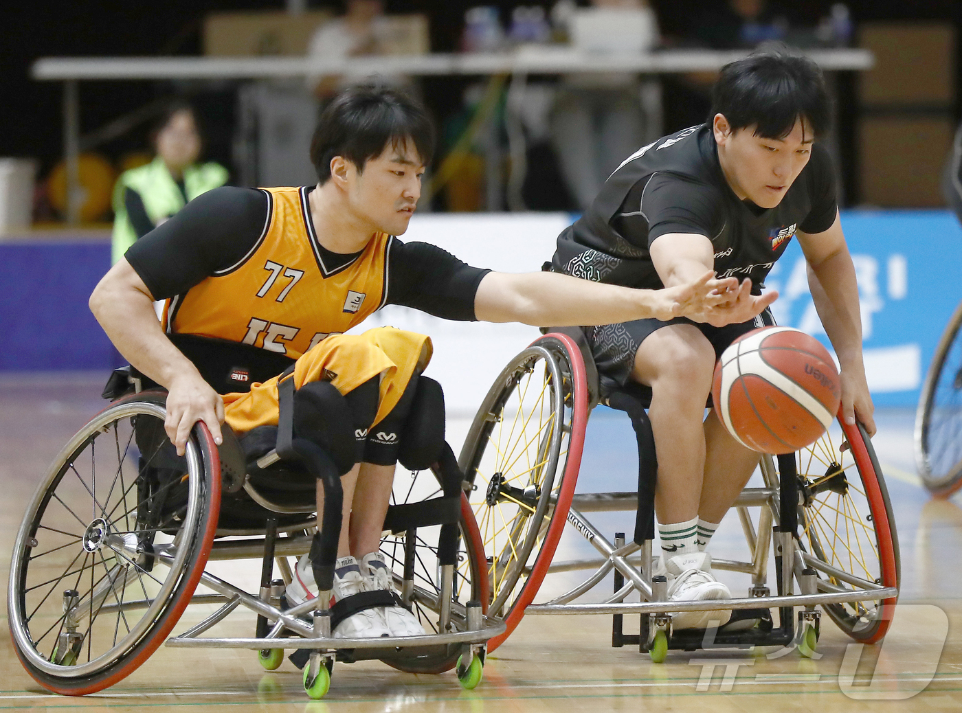 (서울=뉴스1) 김진환 기자 = 25일 오후, 수원 보훈재활체육센터에서 열린 '2026 KWBL 휠체어농구리그' 제주특별자치도와 K드림메이커스 경기에서 K드림 정인필(오른쪽)과 제 …