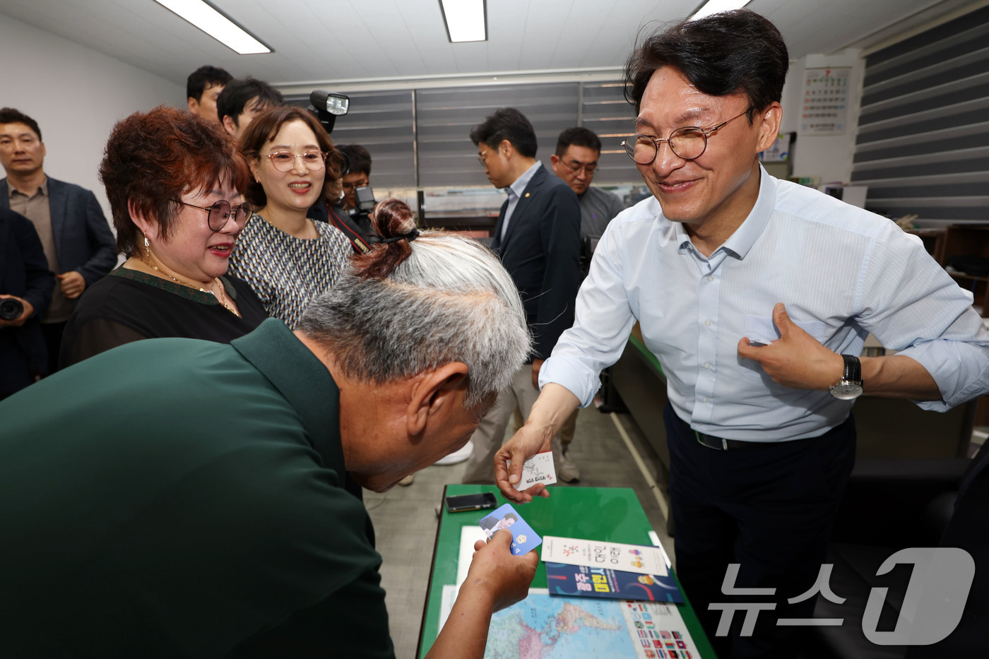 (광주=뉴스1) 이승현 기자 = 더불어민주당 8·17 전당대회 대표 경선에 진출한 김민석 전 총리가 25일 전남 광주 대인야시장을 찾아 상인회 관계자들과 인사를 나누고 있다. 20 …