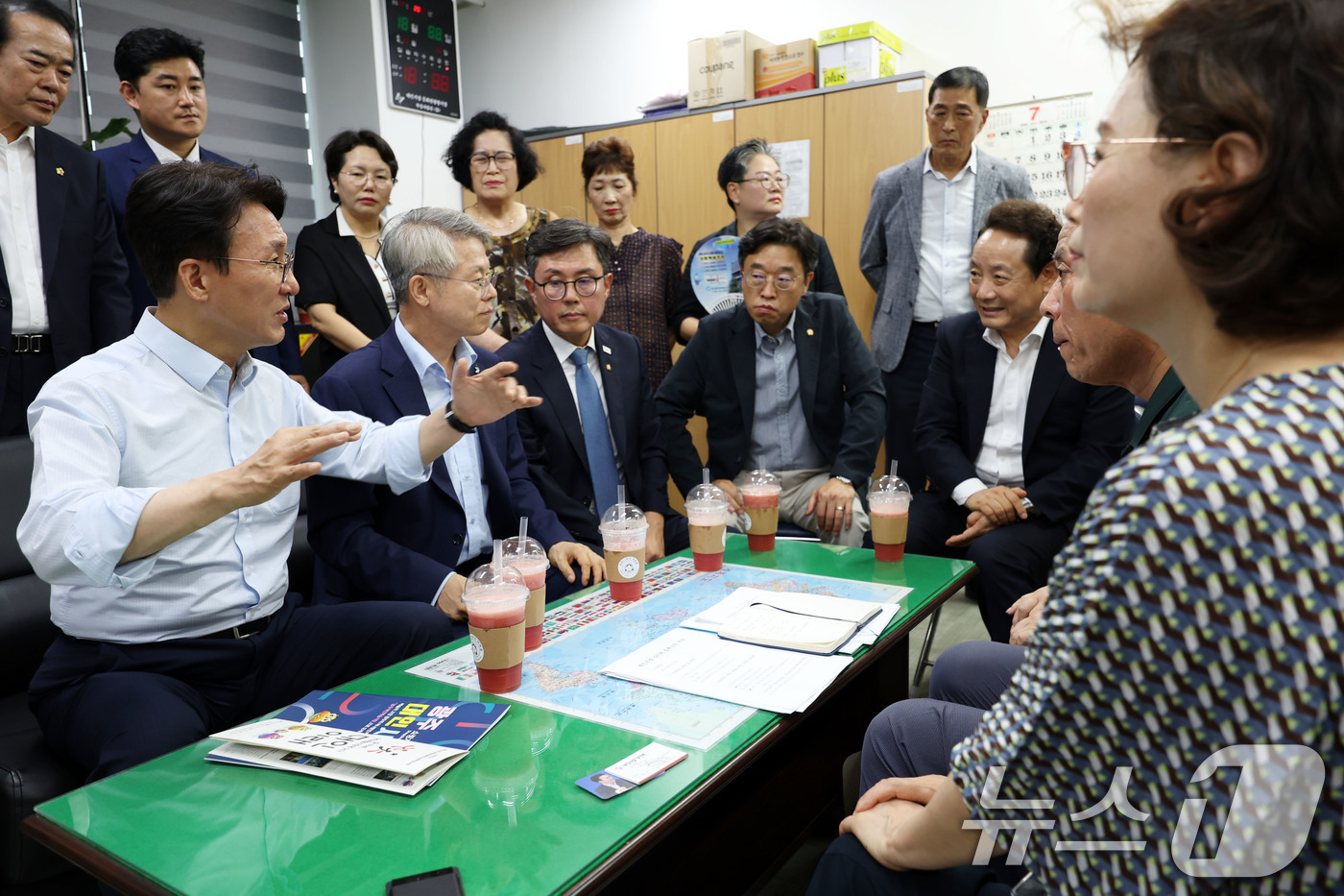 (광주=뉴스1) 이승현 기자 = 더불어민주당 8·17 전당대회 대표 경선에 진출한 김민석 전 총리가 25일 전남 광주 대인야시장을 찾아 상인회 관계자들과 간담회를 하고 있다. 20 …