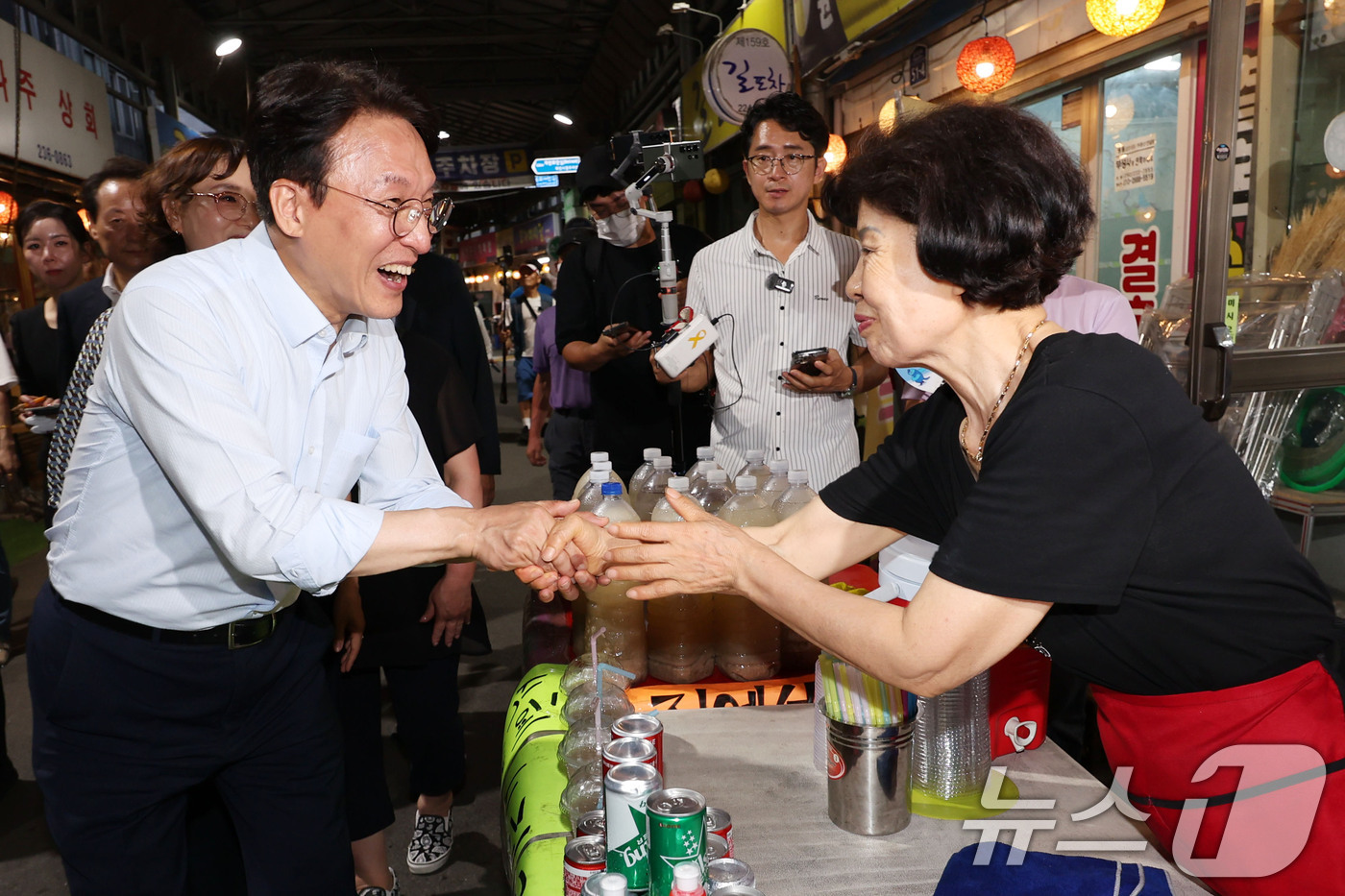 (광주=뉴스1) 이승현 기자 = 더불어민주당 8·17 전당대회 대표 경선에 진출한 김민석 전 총리가 25일 전남 광주 대인야시장을 찾아 상인들과 인사하고 있다.  2026.7.25 …