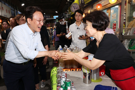 상인과 악수 나누는 김민석