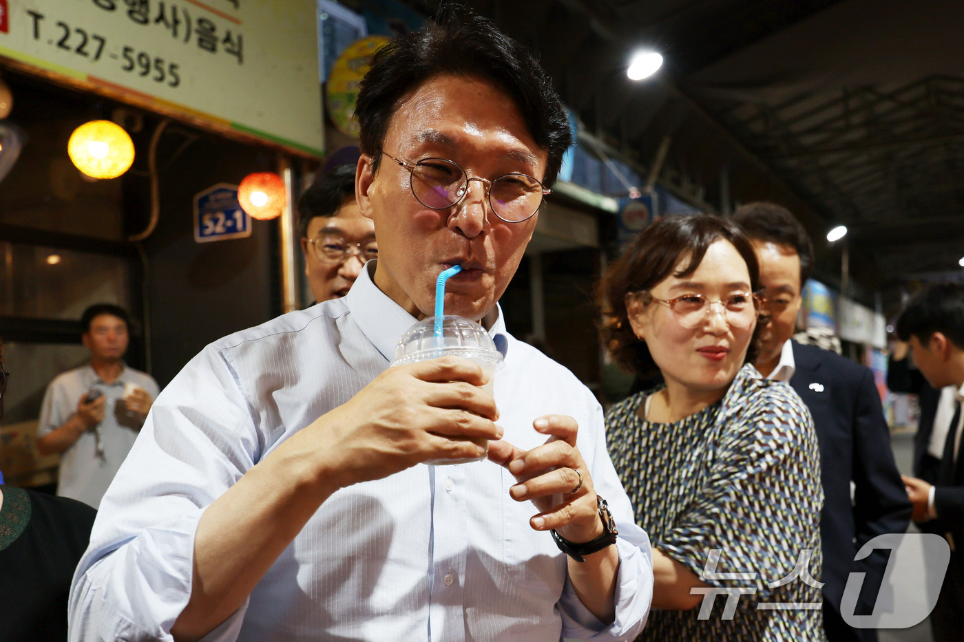 (광주=뉴스1) 이승현 기자 = 더불어민주당 8·17 전당대회 대표 경선에 진출한 김민석 전 총리가 25일 전남 광주 대인야시장을 찾아 식혜를 맛보고 있다.  2026.7.25/뉴 …