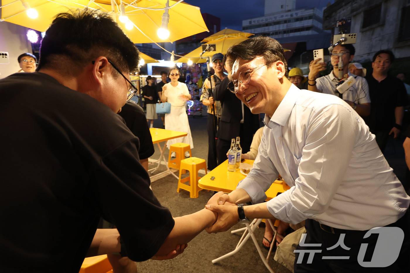 (광주=뉴스1) 이승현 기자 = 더불어민주당 8·17 전당대회 대표 경선에 진출한 김민석 전 총리가 25일 전남 광주 대인야시장을 찾아 시민들과 인사하고 있다.  2026.7.25 …