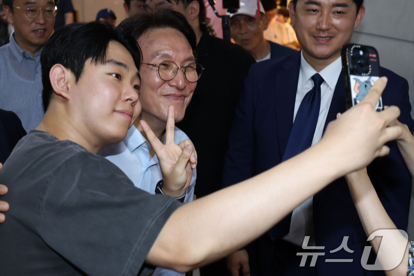 (광주=뉴스1) 이승현 기자 = 더불어민주당 8·17 전당대회 대표 경선에 진출한 김민석 전 총리가 25일 전남 광주 대인야시장을 찾아 시민들과 사진을 찍고 있다. 2026.7.2 …