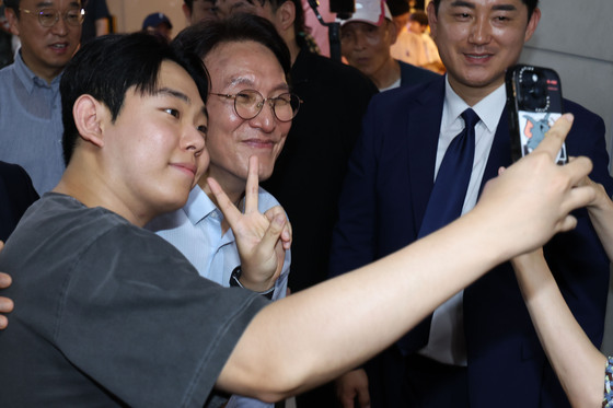 시민들과 셀카 찍는 김민석 후보