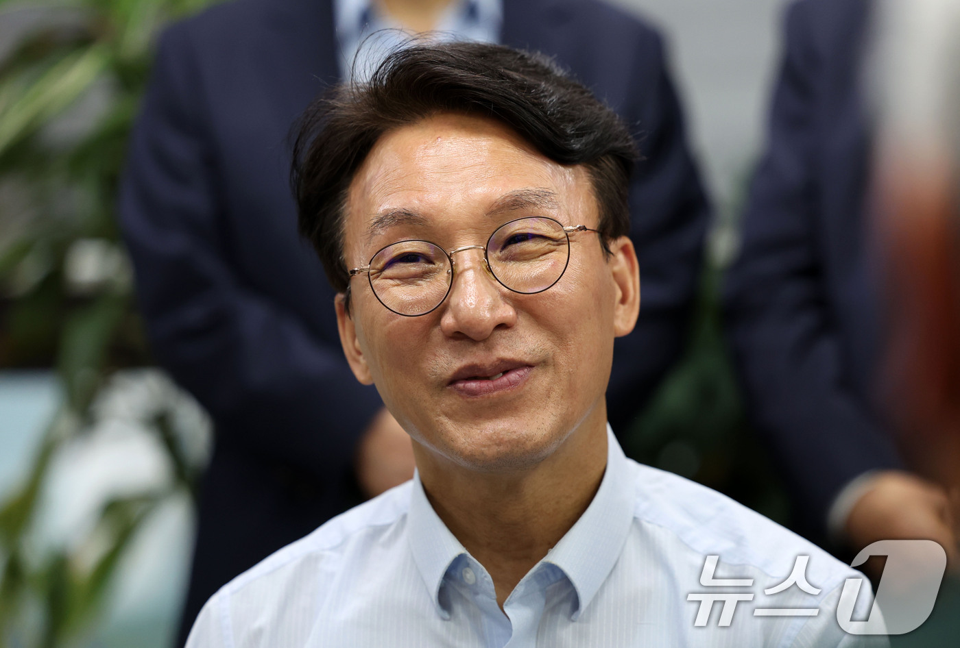 (광주=뉴스1) 이승현 기자 = 더불어민주당 8·17 전당대회 대표 경선에 진출한 김민석 전 총리가 25일 전남 광주 대인야시장을 찾아 상인회 관계자들과 간담회를 하고 있다. 20 …