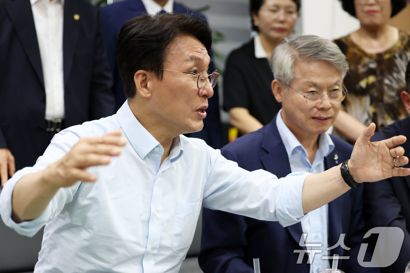 (광주=뉴스1) 이승현 기자 = 더불어민주당 8·17 전당대회 대표 경선에 진출한 김민석 전 총리가 25일 전남 광주 대인야시장을 찾아 상인회 관계자들과 간담회를 하고 있다. 20 …