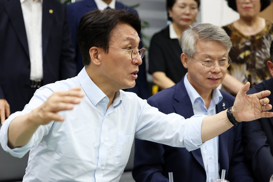 설명하는 김민석
