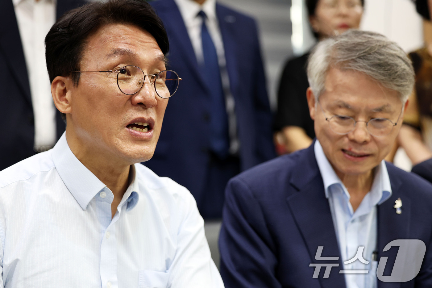 (광주=뉴스1) 이승현 기자 = 더불어민주당 8·17 전당대회 대표 경선에 진출한 김민석 전 총리가 25일 전남 광주 대인야시장을 찾아 상인회 관계자들과 간담회를 하고 있다. 20 …