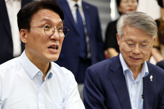 이야기 나누는 김민석