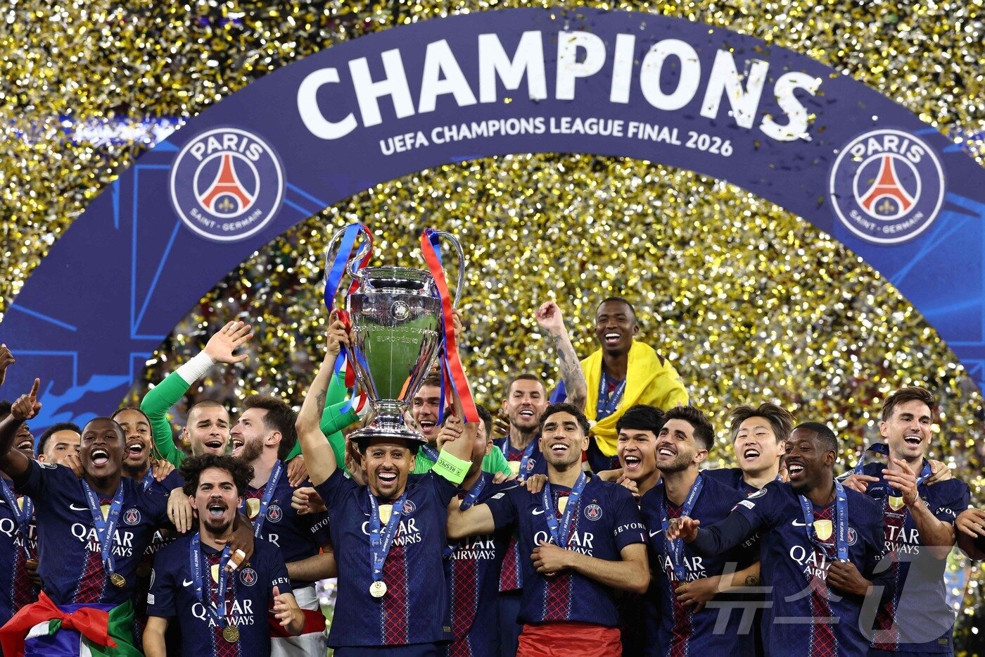 본문 이미지 - 이강인(오른쪽에서 세 번째)은 PSG에서 UEFA 챔피언스리그 2연패를 경험했다. ⓒ AFP=뉴스1