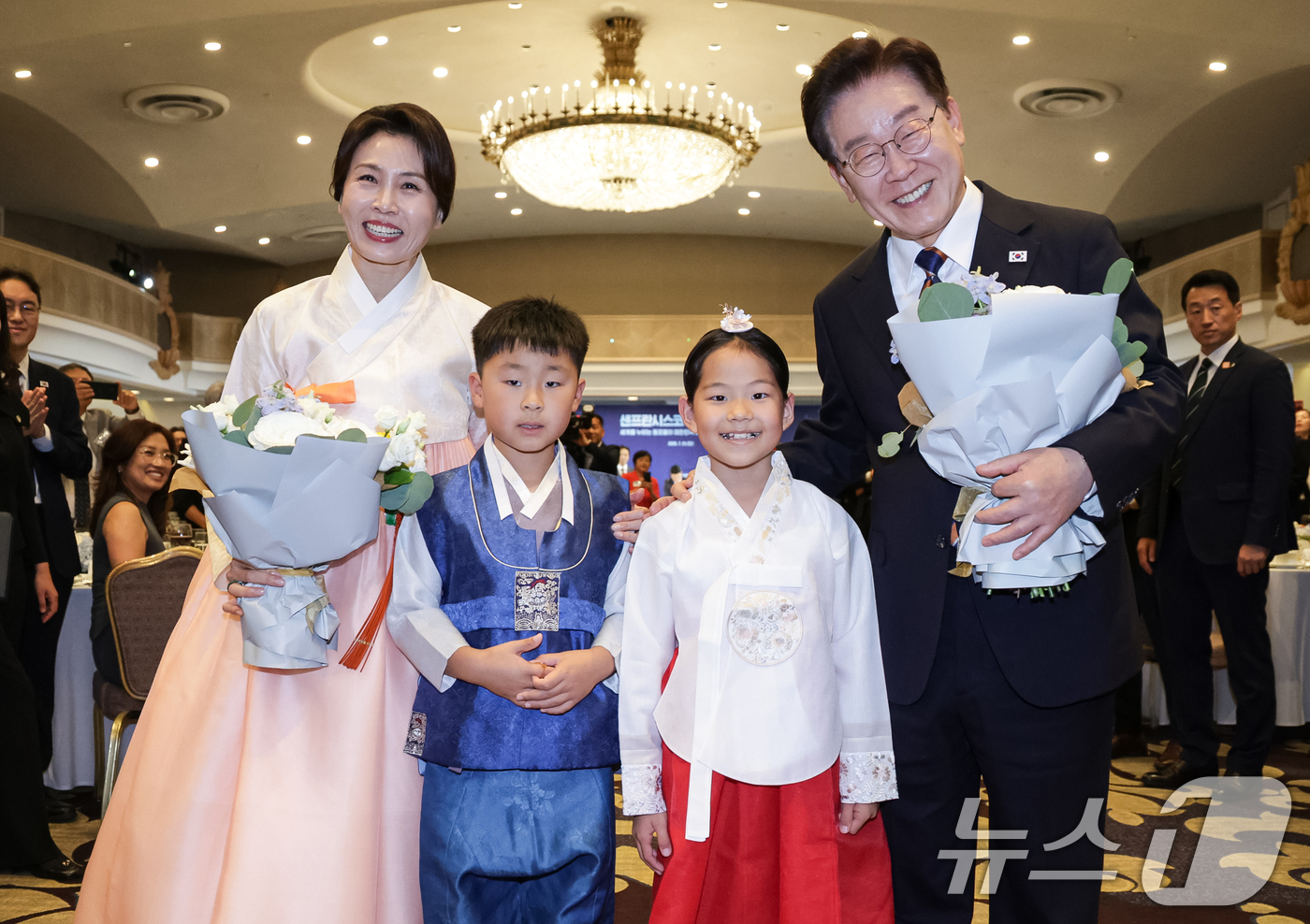 (샌프란시스코(미국)=뉴스1) 허경 기자 = 이재명 대통령과 김혜경 여사가 25일(현지시간) 미국 샌프란시스코 한 호텔에서 열린 동포 오찬간담회에서 화동들과 기념촬영을 하고 있다. …