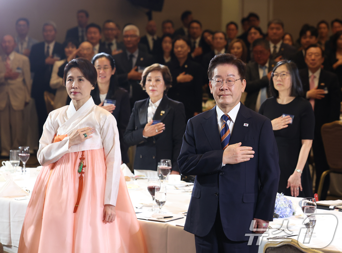 (샌프란시스코(미국)=뉴스1) 허경 기자 = 이재명 대통령과 김혜경 여사가 25일(현지시간) 미국 샌프란시스코 한 호텔에서 열린 동포 오찬간담회에서 국민의례를 하고 있다. 2026 …