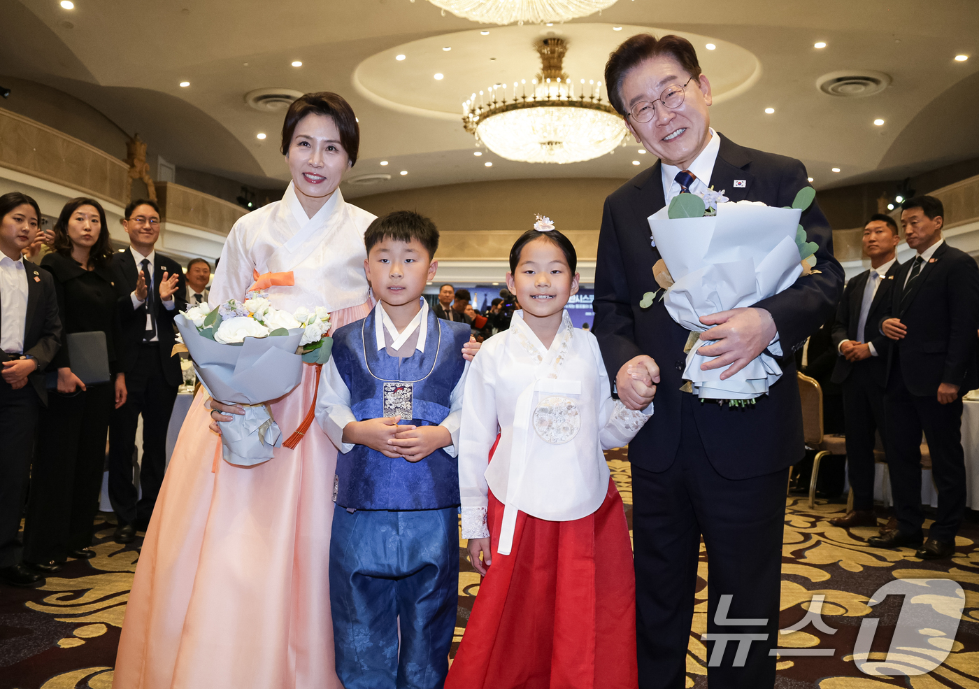 (샌프란시스코(미국)=뉴스1) 허경 기자 = 이재명 대통령과 김혜경 여사가 25일(현지시간) 미국 샌프란시스코 한 호텔에서 열린 동포 오찬간담회에서 화동들과 기념촬영을 하고 있다. …