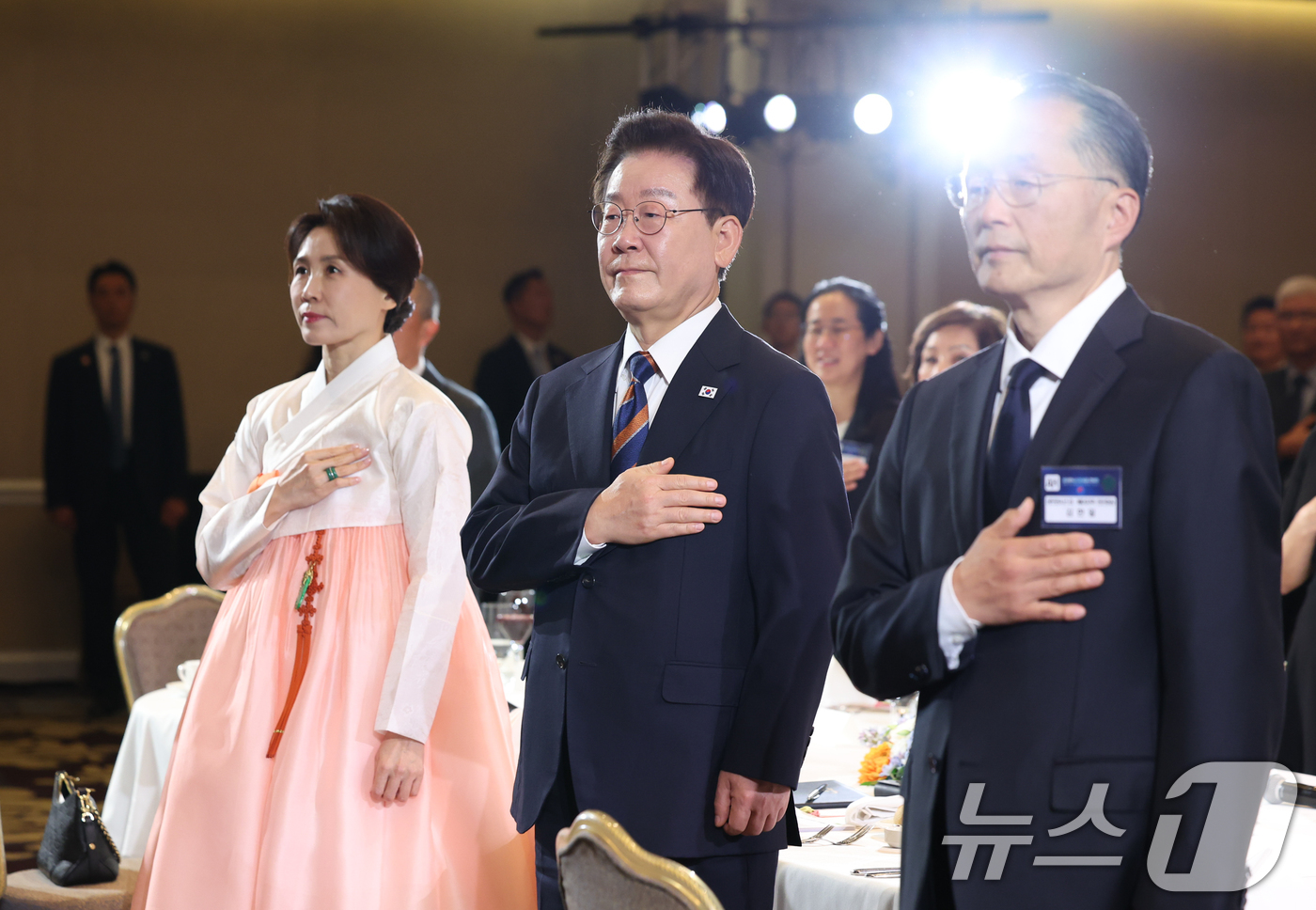 (샌프란시스코(미국)=뉴스1) 허경 기자 = 이재명 대통령과 김혜경 여사가 25일(현지시간) 미국 샌프란시스코 한 호텔에서 열린 동포 오찬간담회에서 국민의례를 하고 있다. 2026 …