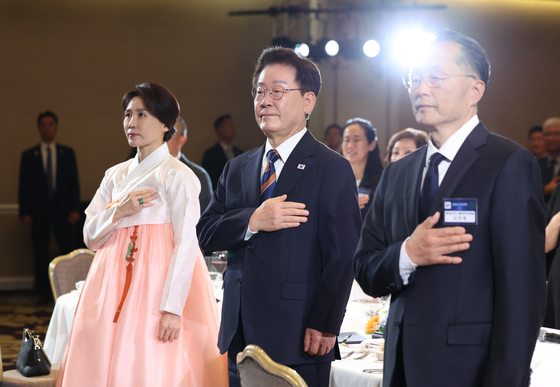 국민의례 하는 이재명 대통령·김혜경 여사