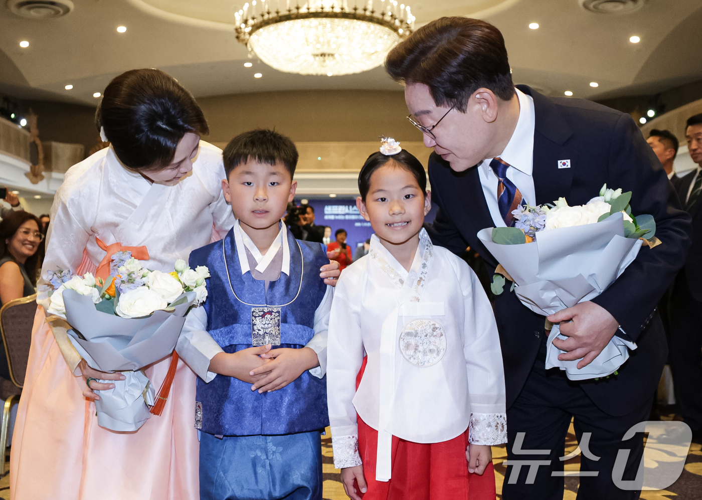 (샌프란시스코(미국)=뉴스1) 허경 기자 = 이재명 대통령과 김혜경 여사가 25일(현지시간) 미국 샌프란시스코 한 호텔에서 열린 동포 오찬간담회에서 화동들과 대화를 하고 있다. 2 …