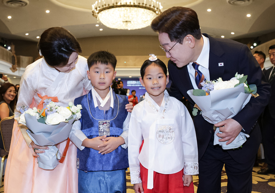 화동들과 대화하는 이재명 대통령·김혜경 여사