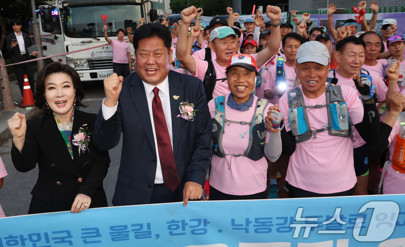 (태백=뉴스1) 김명섭 기자 = 이상호 태백시장과 백현주 태백문화재단 이사장이 25일 강원도 태백시 황지연못에서 열린 '제11회 한강·낙동강 발원지 축제'에서 발원지 울트라 원정 …