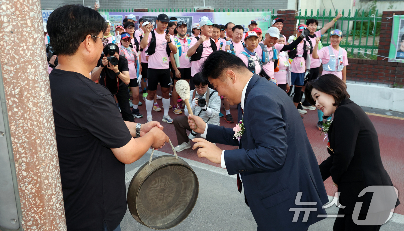(태백=뉴스1) 김명섭 기자 = 이상호 태백시장과 백현주 태백문화재단 이사장이 25일 강원도 태백시 황지연못에서 열린 '제11회 한강·낙동강 발원지 축제'에서 발원지 울트라 원정 …