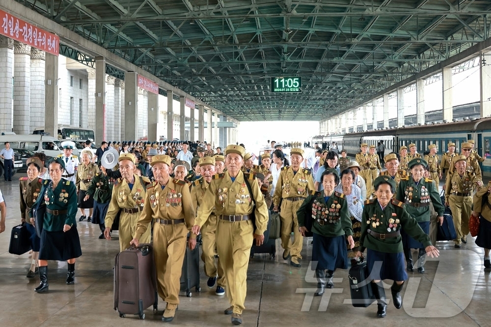 (평양 노동신문=뉴스1) = 북한 노동당 기관지 노동신문은 26일 전승절 73주년 행사에 초대된 전쟁노병과 전시공로자들이 전날 평양에 도착했다고 보도했다. [국내에서만 사용가능. …