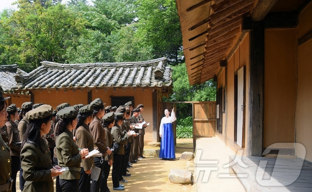 (평양 노동신문=뉴스1) = 북한 노동당 기관지 노동신문은 26일 전승절(정전협정 체결일) 73주년을 앞두고 "각지의 수많은 일군들과 근로자들, 인민군 장병들과 청소년 학생들이 유 …