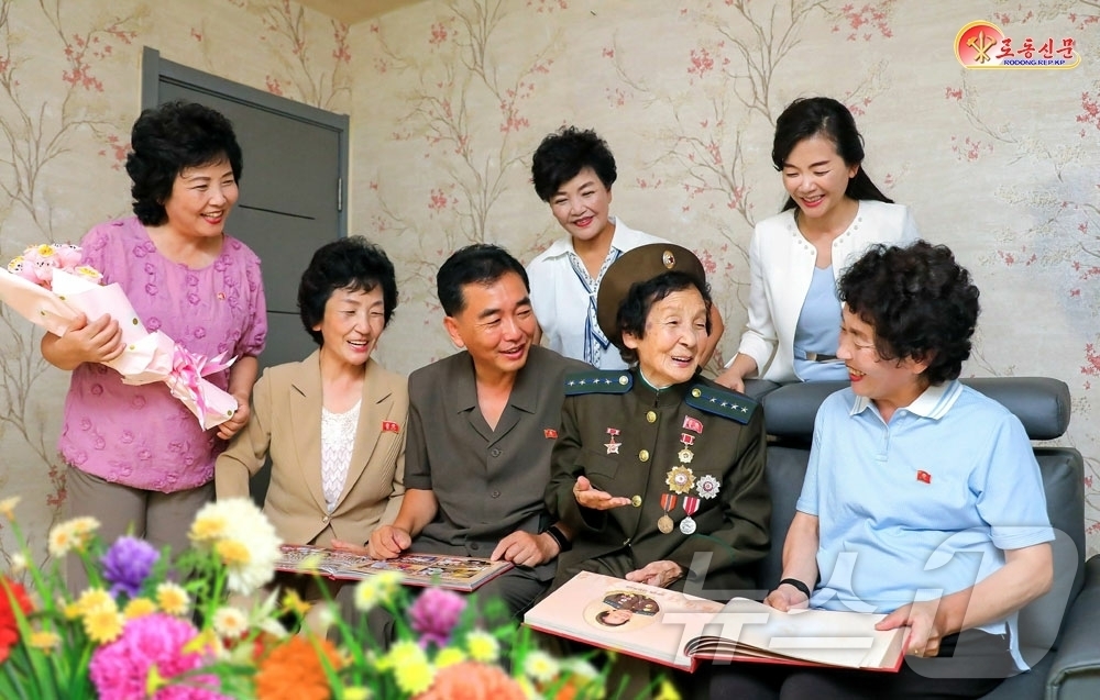(평양 노동신문=뉴스1) = 북한 노동당 기관지 노동신문은 26일 지난 4월 92세 여성 전쟁노병 김운옥에게 '공화국영웅' 칭호와 금별메달, 국기훈장 제1급이 수여됐다고 보도했다. …
