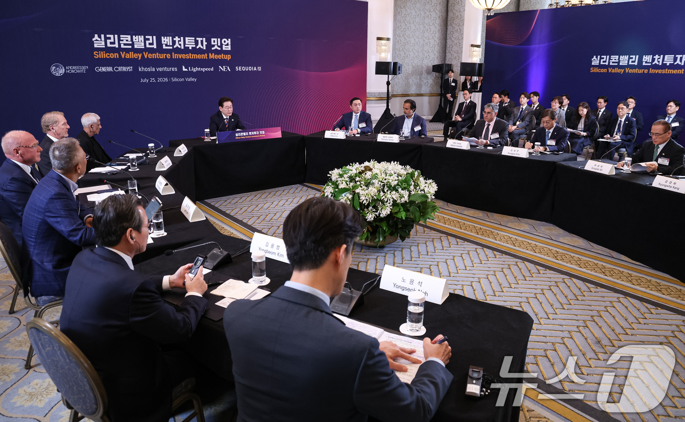 (샌프란시스코(미국)=뉴스1) 허경 기자 = 이재명 대통령이 25일(현지시간) 미국 샌프란시스코 한 호텔에서 열린 실리콘밸리 벤처투자 밋업에서 발언을 하고 있다. 2026.7.26 …