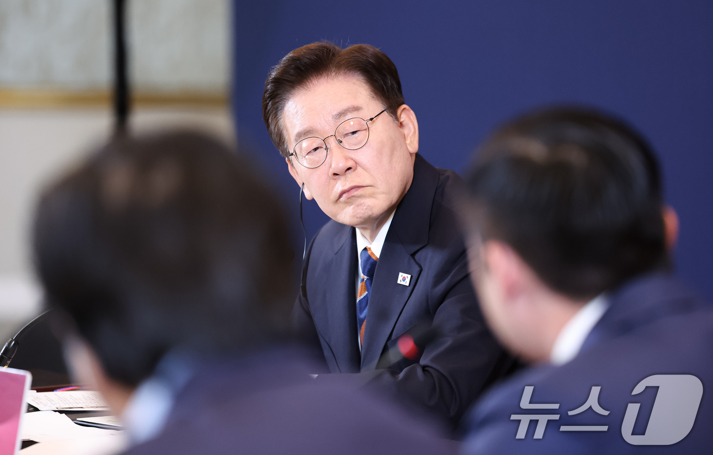 (샌프란시스코(미국)=뉴스1) 허경 기자 = 이재명 대통령이 25일(현지시간) 미국 샌프란시스코 한 호텔에서 열린 실리콘밸리 벤처투자 밋업에서 참석자들의 발언을 듣고 있다. 202 …
