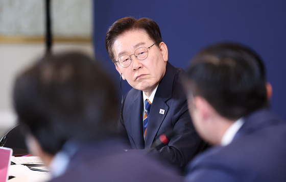 참석자 발언 듣는 이재명 대통령