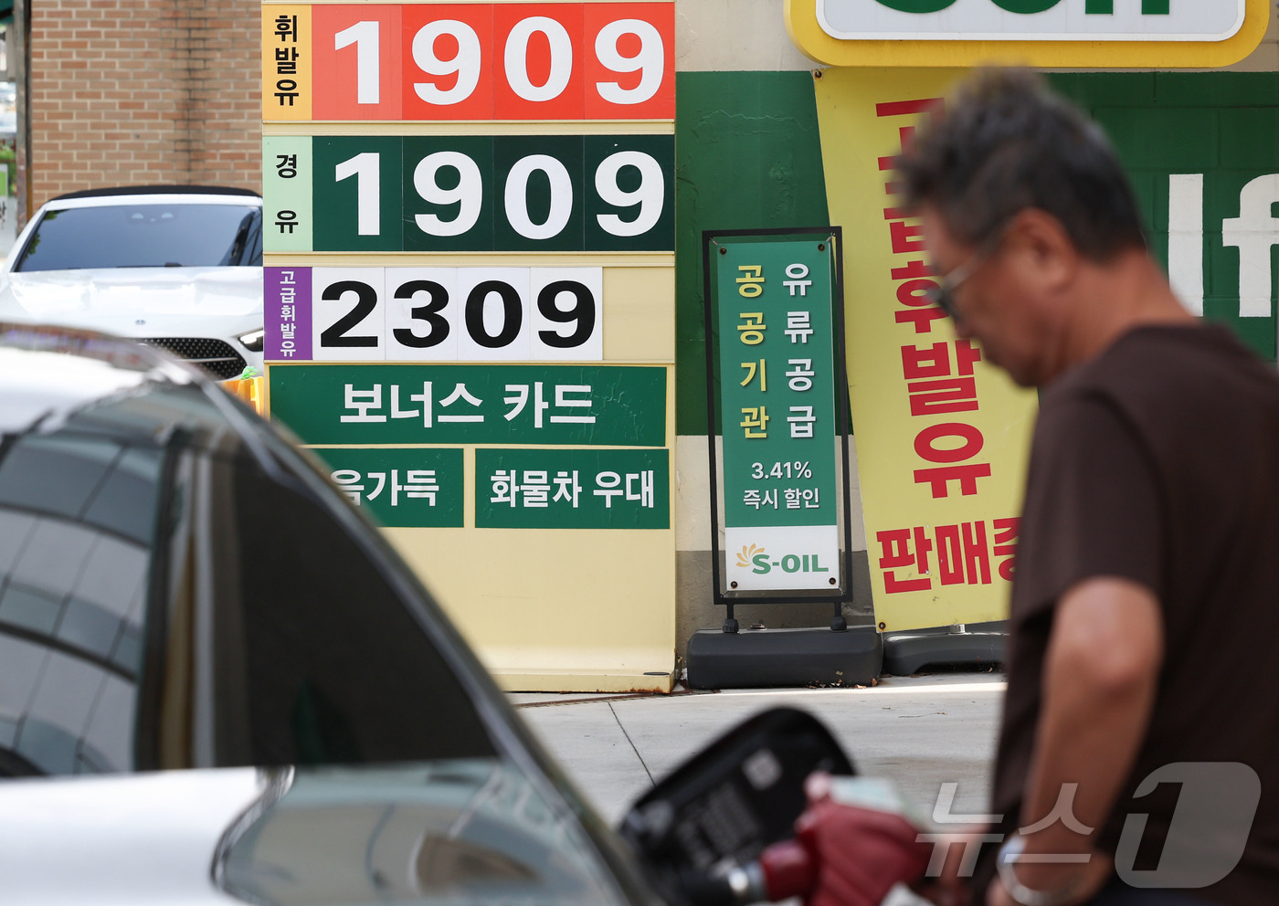 (서울=뉴스1) 이종수 기자 = 26일 서울 마포구의 한 주유소에 유가 정보가 표시돼 있다. 한국석유공사 유가정보시스템 오피넷에 따르면 7월 넷째 주 전국 주유소 휘발유 평균 판매 …
