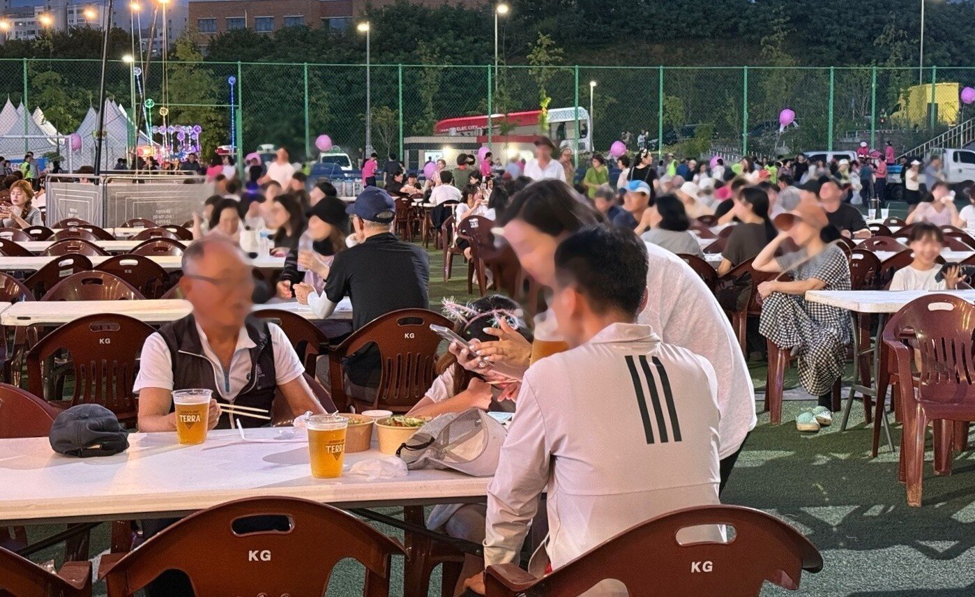 본문 이미지 - 조치원복숭아축제 프로그램 중 하나인 피치비어나잇이 열리고 있다. (세종시 제공. 재판매 및 DB 금지)