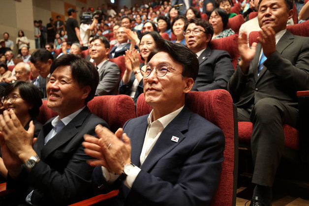 與전대 첫날 온라인투표 1시간 '먹통'…친명 후보들 "당 너무 나이브"