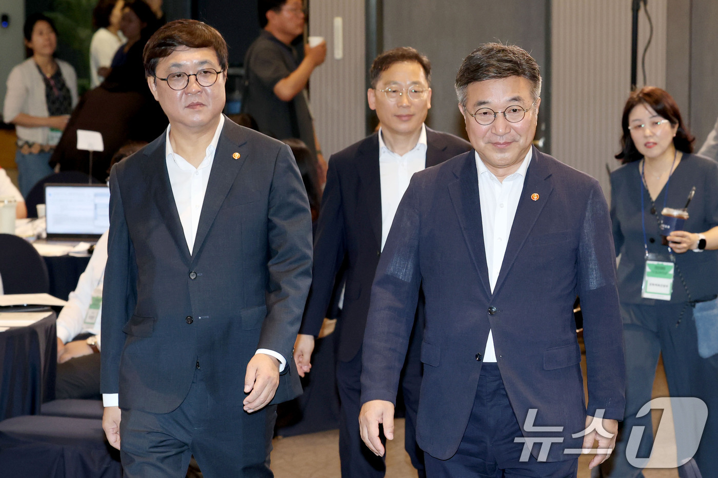 (서울=뉴스1) 이광호 기자 = 윤호중 행정안전부 장관(오른쪽)과 취휘영 문화체육관광부 장관이 26일 오전 서울 서대문구 연세대학교에서 '광화문 현판, 한글 병기해야 할까요?'를 …