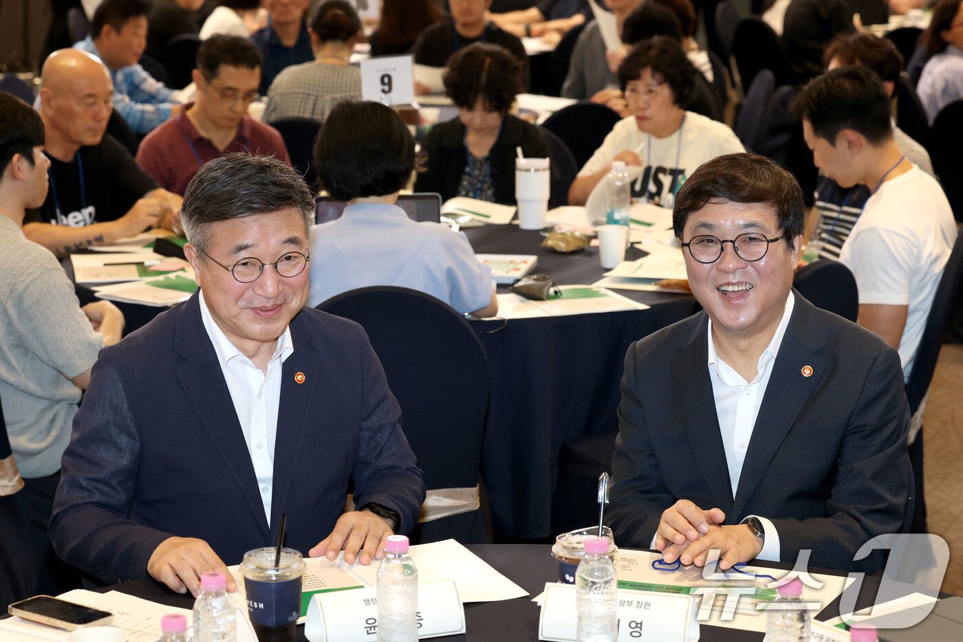본문 이미지 - 윤호중 행정안전부 장관(왼쪽)과 취휘영 문화체육관광부 장관이 26일 오전 서울 서대문구 연세대학교에서 '광화문 현판, 한글 병기해야 할까요?'를 주제로 열린 모두의 토론회에 참석해 있다. 모두의 토론회는 국민과 전문가가 정책 현안을 토론하고 숙의를 거쳐 정책 결정에 의견을 반영하는 프로그램으로. 이날 토론회에는 사전 모집을 통해 선정된 국민 200명이 참여했다. 2026.7.26 ⓒ 뉴스1 이광호 기자