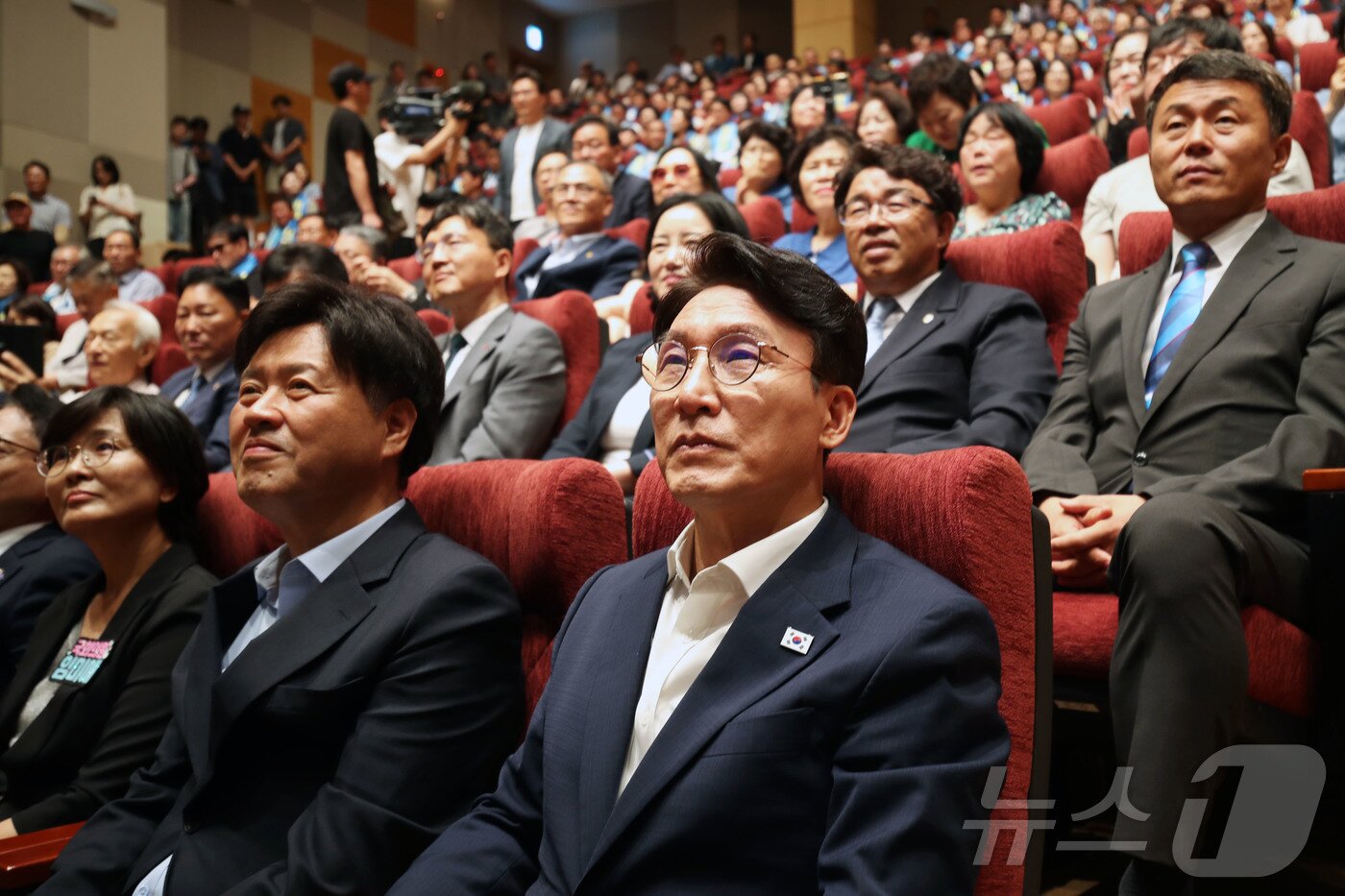 본문 이미지 - 더불어민주당 8·17 전당대회 대표 경선에 진출한 김민석 전 총리가 26일 전남광주통합특별시 북구 광주과학기술원지스트대학을 찾아 지지자들과 만나고 있다. 2026.7.26 ⓒ 뉴스1 조수민 기자