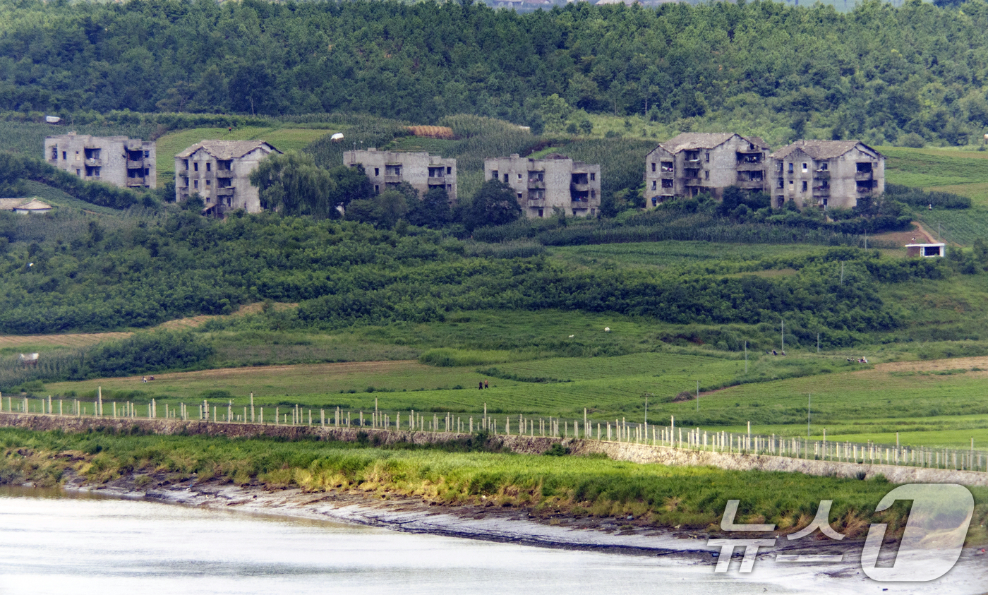 (파주=뉴스1) 최지환 기자 = 북한은 '조국해방전쟁 승리의 날'로 부르는 정전협정 체결일(27일)을 앞두고 대규모 기념식을 예고하고 각지에서 혁명사적지 참관과 노병 상봉 모임을 …