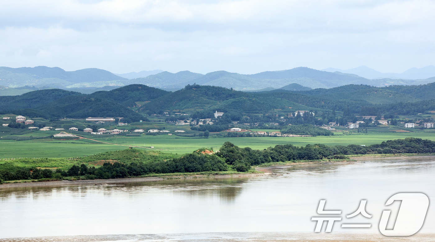(파주=뉴스1) 최지환 기자 = 북한은 '조국해방전쟁 승리의 날'로 부르는 정전협정 체결일(27일)을 앞두고 대규모 기념식을 예고하고 각지에서 혁명사적지 참관과 노병 상봉 모임을 …
