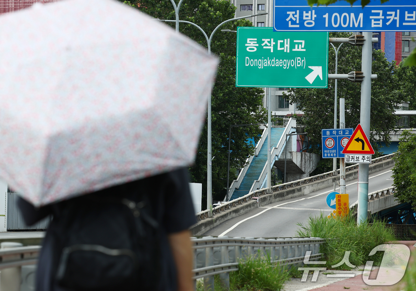 (서울=뉴스1) 김민지 기자 = 성수대교 진입로에 이어 동작대교 진입로에서도 단차가 발견됐다.서울시에 따르면 시는 최근 시내 교량 구간에 대한 전수 조사에서 동작대교 북단으로 진입 …