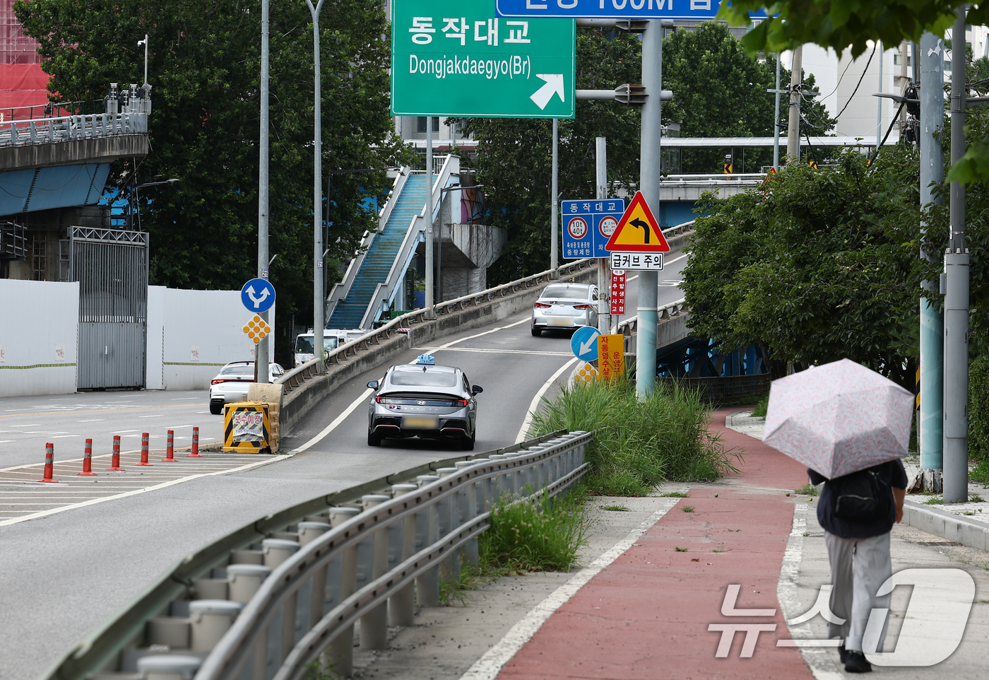 (서울=뉴스1) 김민지 기자 = 성수대교 진입로에 이어 동작대교 진입로에서도 단차가 발견됐다.서울시에 따르면 시는 최근 시내 교량 구간에 대한 전수 조사에서 동작대교 북단으로 진입 …