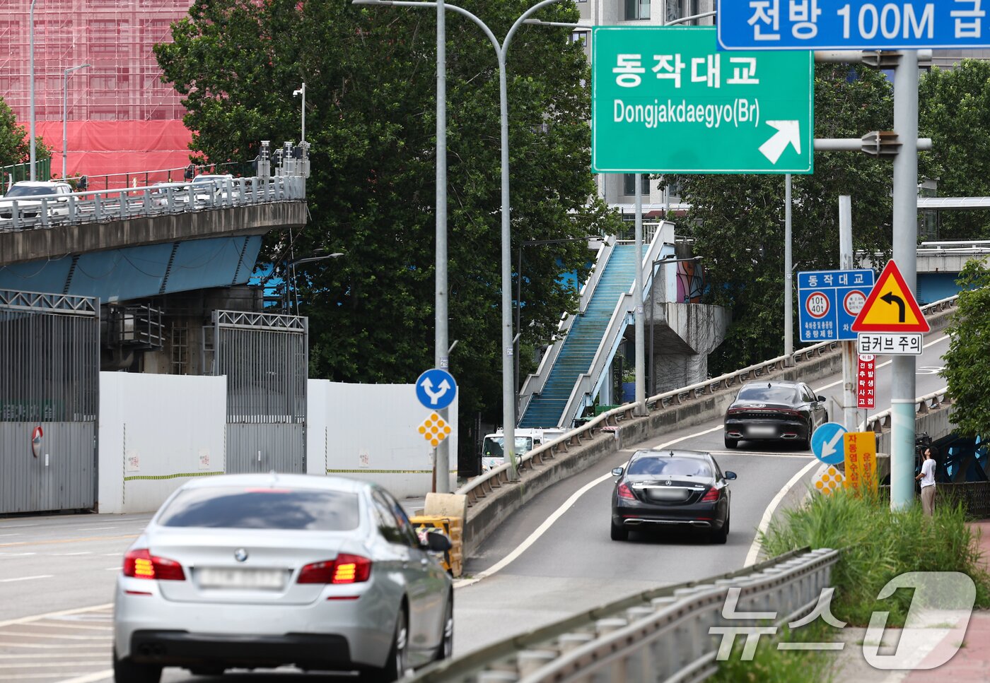 본문 이미지 - 26일 오전 서울 용산구 동작대교 북단 진입 램프(연결로)로 차량들이 진입하고 있다.. 2026.7.26 ⓒ 뉴스1 김민지 기자