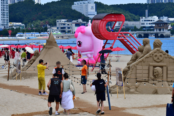 폭염 피해 바다로 온 관광객들
