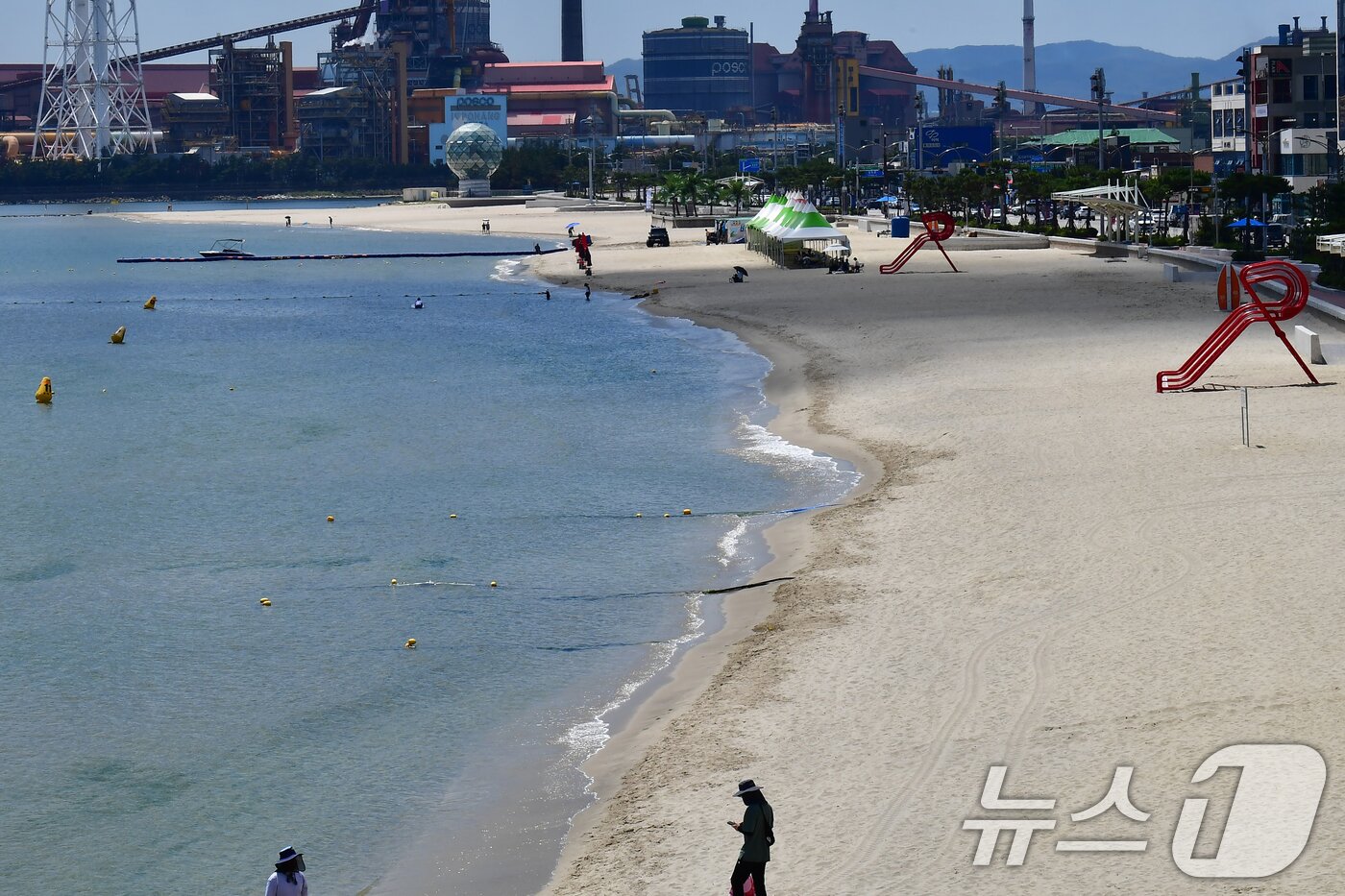 본문 이미지 - 26일 오전 경북 포항시 송도해수욕장이 텅 비어있다. 해수욕장 상인들은 "최근 36도가 넘는 폭염이 이어지고 있고 북구 영일대해수욕장과 달리 해송(소나무) 그늘이 없는 것도 피서객들이 찾아오지 않는 이유인 것 같다＂고 말했다. 2026.7.26 ⓒ 뉴스1 최창호 기자