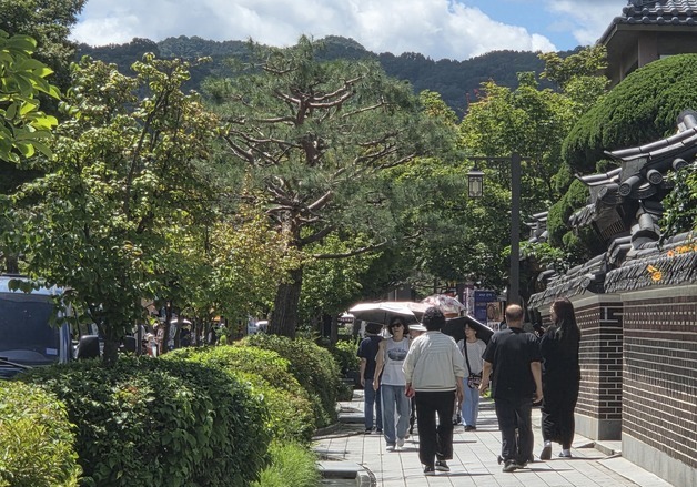 "더워서 한복 포기했어요"…전주한옥마을, 휴가철인데 적막강산