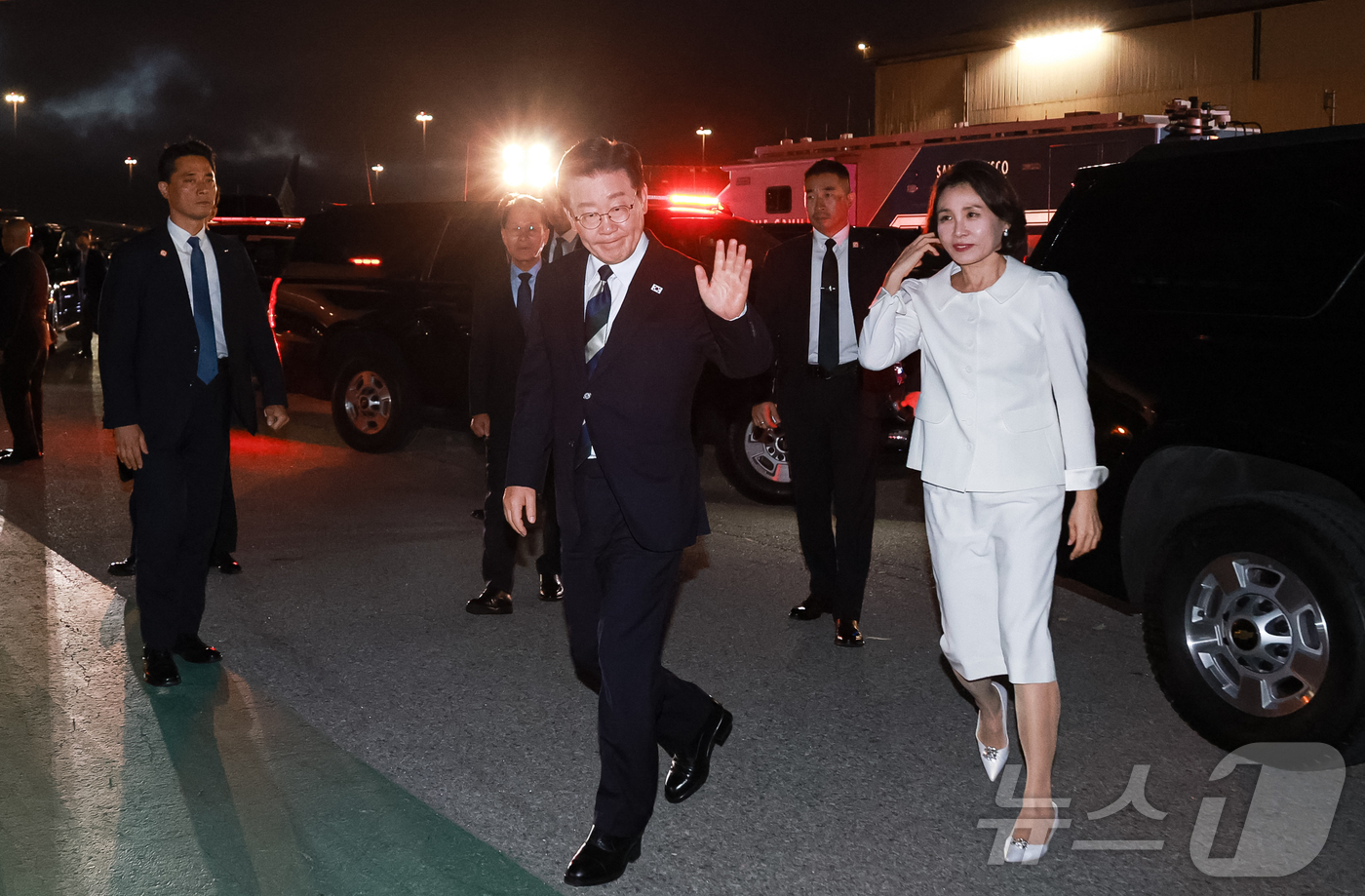 (샌프란시스코(미국)=뉴스1) 허경 기자 = AI 서밋 일정을 마친 이재명 대통령과 김혜경 여사가 25일(현지시간) 미국 샌프란시스코 국제공항에서 공군 1호기로 향하고 있다. 20 …
